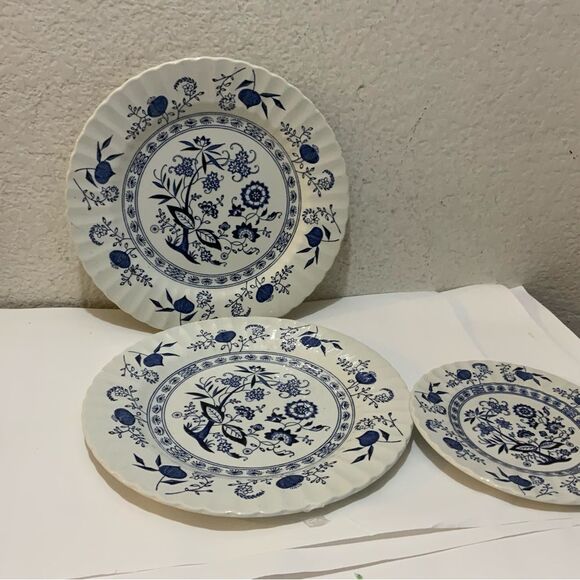 J & G Meakin England 2 Dinner Plates 10 1/4” and 1 small appetizer plate 6” - Picture 2 of 6